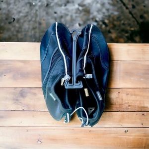 WATER SHOES, SWIM SHOES, UNISEX, BLACK WITH GREY DETAIL. SIZE 11/12